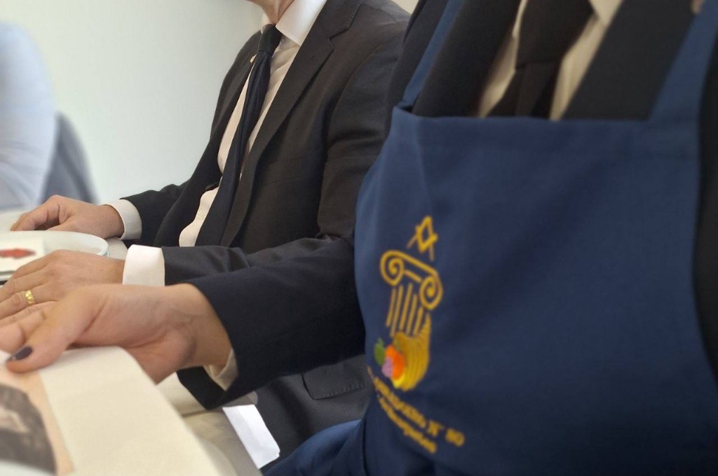Mandil ceremonial con el emblema bordado de la Respetable Logia Obradoiro Nº80